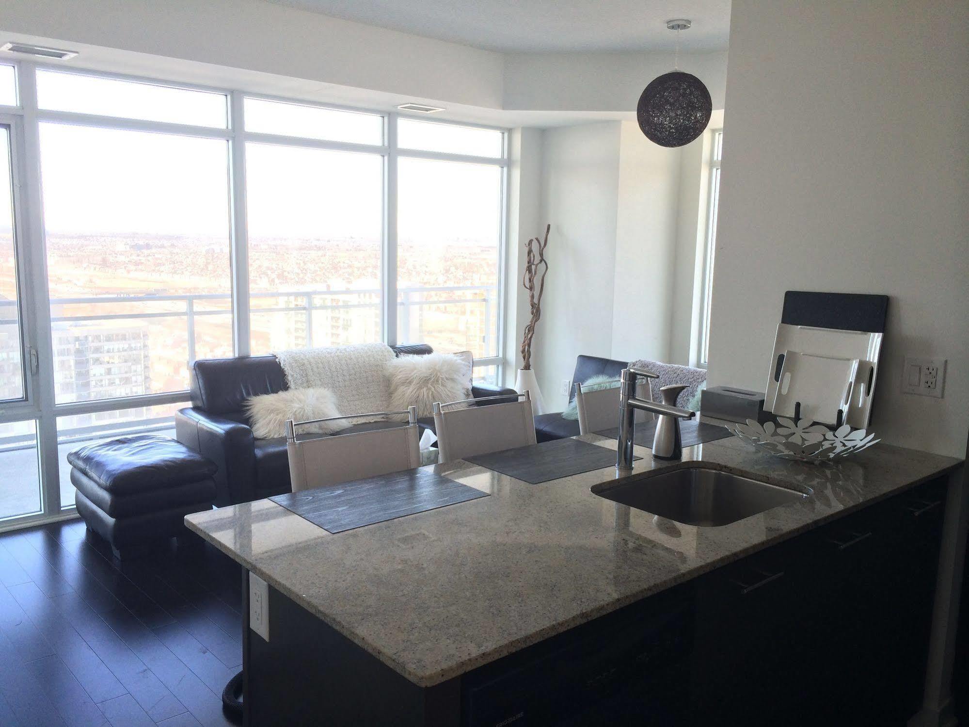Square One Fully Furnished Suite Місісаґа Екстер'єр фото